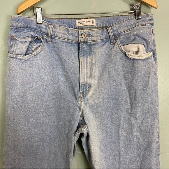 Abercrombie & Fitch The 90s Relaxed Jean High Rise Blue Light Wash Sz 33 16 Long - Picture 2 of 8